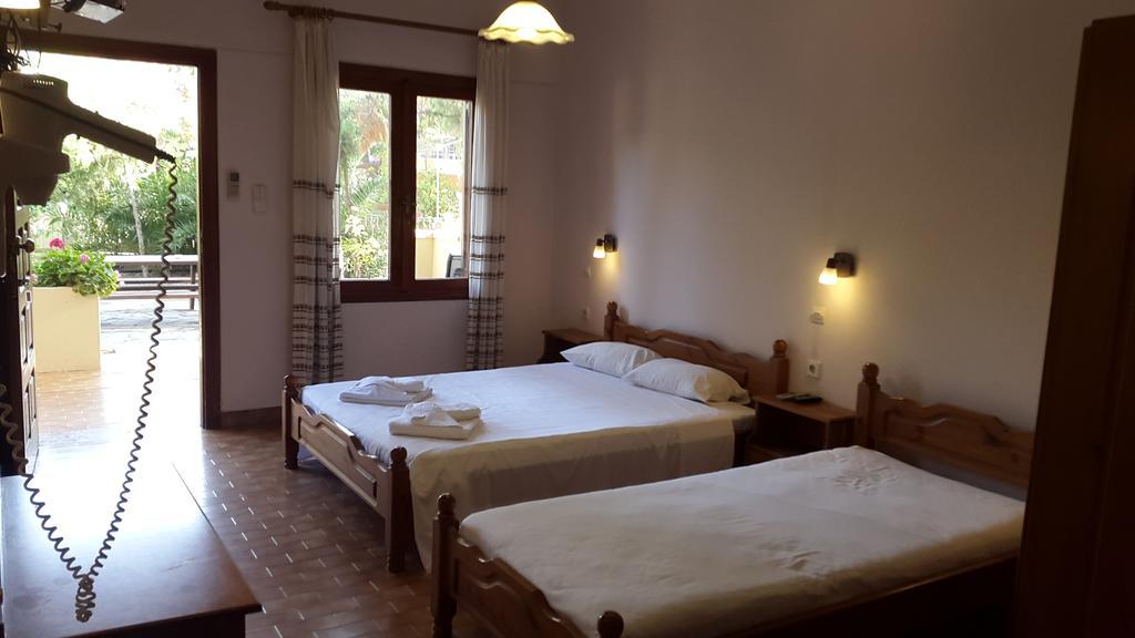 Stelios Rooms Palaiochora Exterior foto